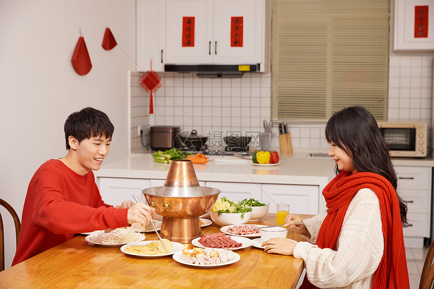 居家吃火锅过新年的青年情侣