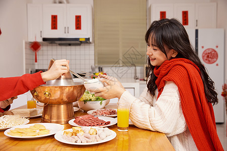 年轻情侣居家跨年吃火锅图片