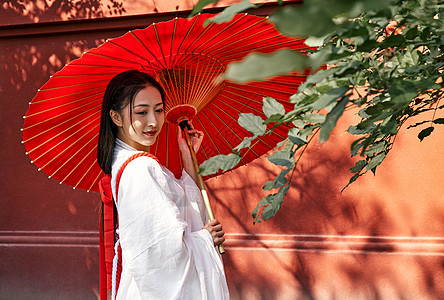 中式红墙前撑伞的神明少女背景