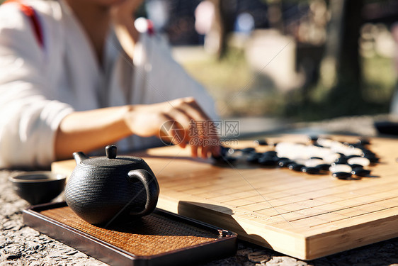 古风美女户外喝茶下棋特写图片