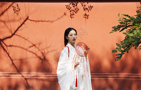 红墙前汉服神明少女手拿扇子图片