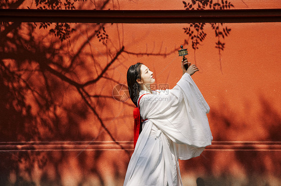 手举拨浪鼓的古风神明少女图片