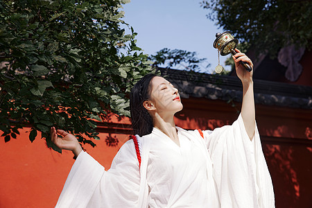 手举拨浪鼓的古风神明少女图片