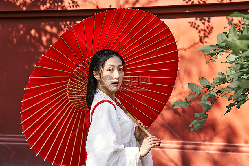 优雅撑着伞的古风气质神明少女图片