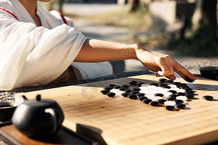 古风气质美女户外下棋特写图片