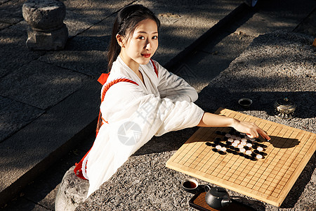 户外下棋的古风气质围棋少女图片