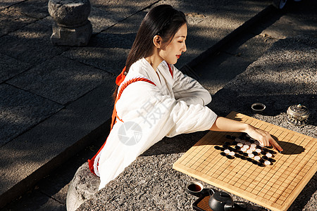 户外下棋的古风气质少女高清图片