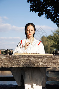 专心下棋的古风气质美女图片