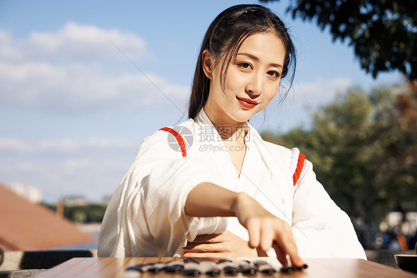 户外下围棋的气质神明少女图片