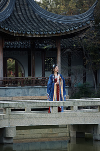 古风海豹园林桥廊上的古风美女全身形象背景