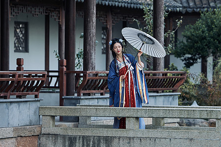 国风潮流撑伞散步的古风汉服美女背景