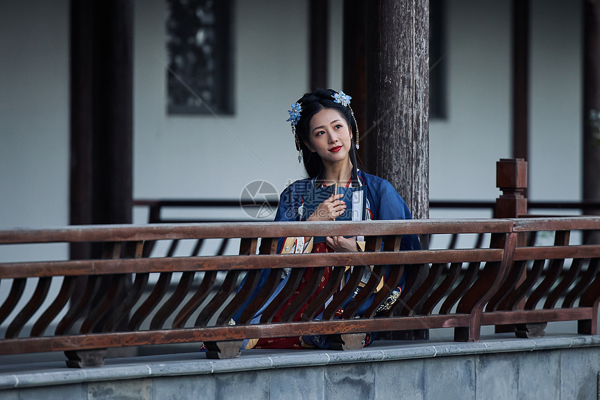 拿着古书边走边看的古风汉服美女图片