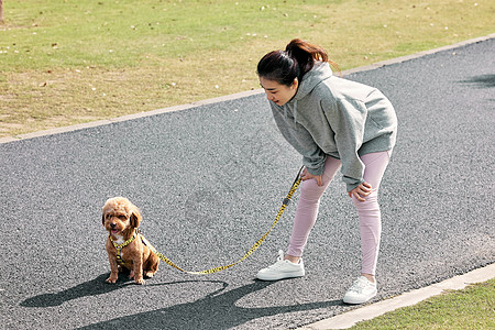 美女牵着狗图片