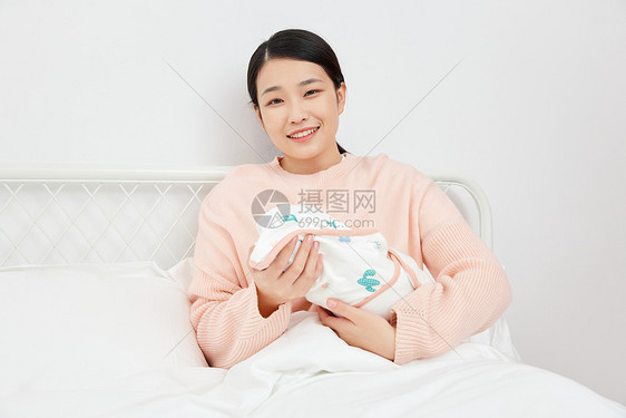 产后母亲妈妈抱着婴儿宝宝图片