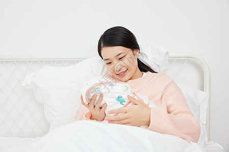 产后母亲妈妈抱着婴儿宝宝高清图片