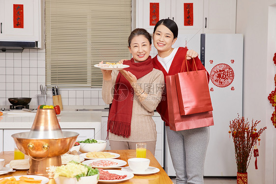 母女新年居家准备年夜饭过新年图片