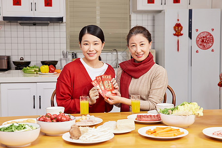 母女春节居家过年展示红包背景图片