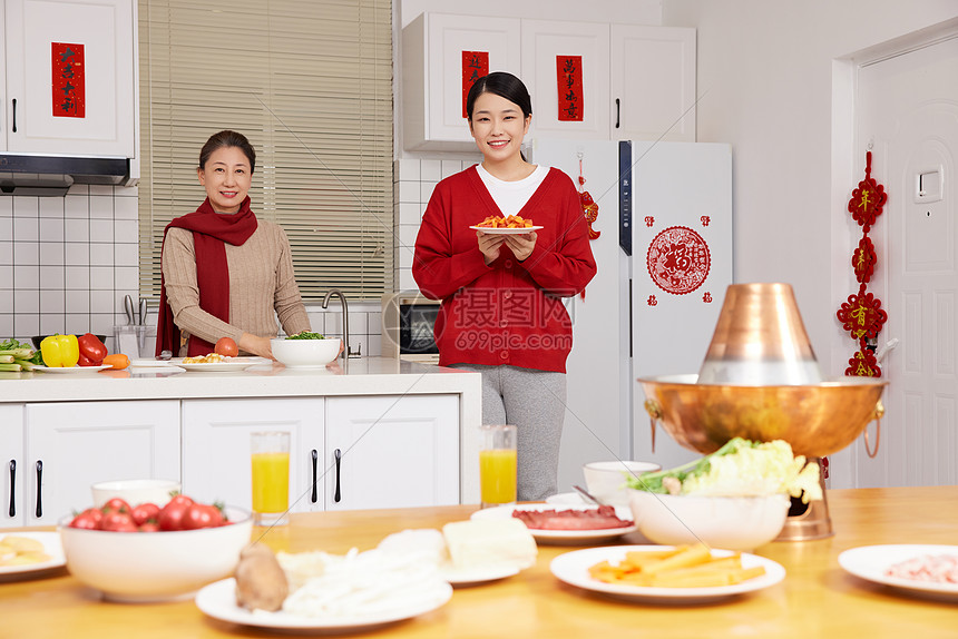 母女新年居家准备年夜饭过新年图片