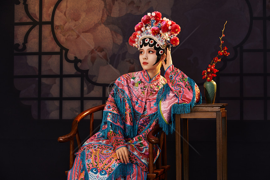 国粹戏曲京剧旦角美女端坐仰望远方