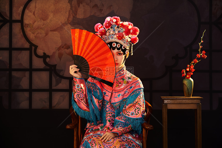 国粹戏曲京剧旦角美女手拿红纸扇遮面