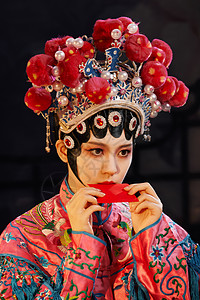 国粹戏曲京剧美女对镜使用口红纸图片