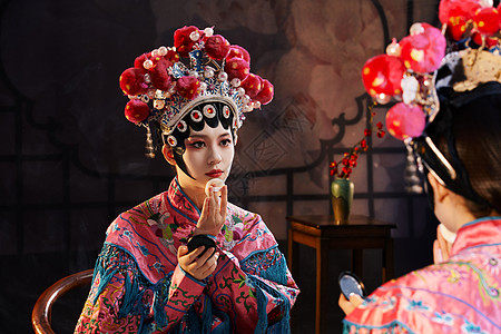 国粹戏曲京剧美女对镜使用粉底图片素材