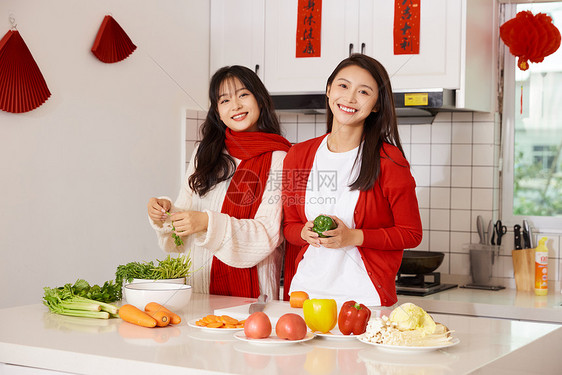 青年女性居家做饭庆祝春节图片