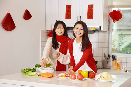 青年女性居家做饭庆祝春节图片