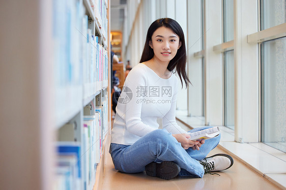 图书馆看书学习的女学生形象图片