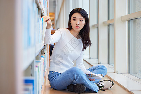 在图书馆看书学习的女大学生图片