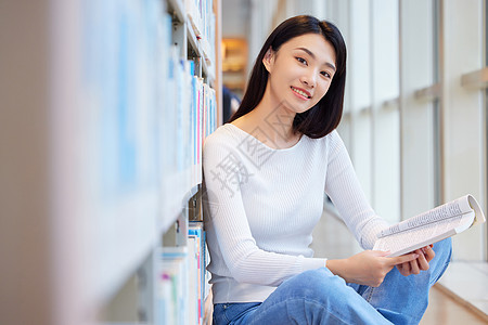 女大学生图书馆看书学习形象图片