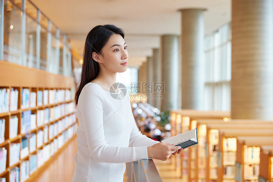 青年女性在图书馆看书图片