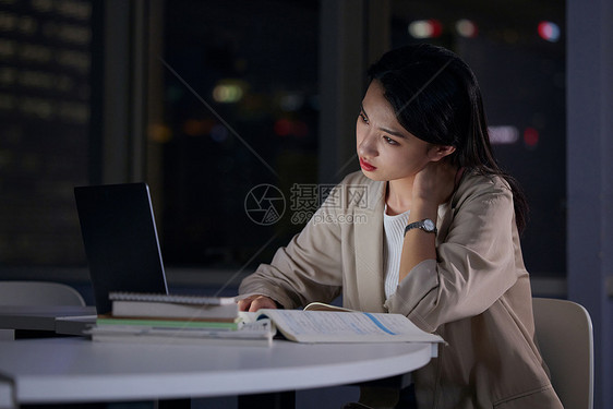 女大学生熬夜自习压力大图片