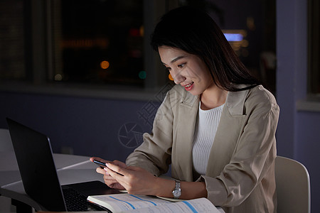 女大学生深夜在自习室玩手机图片