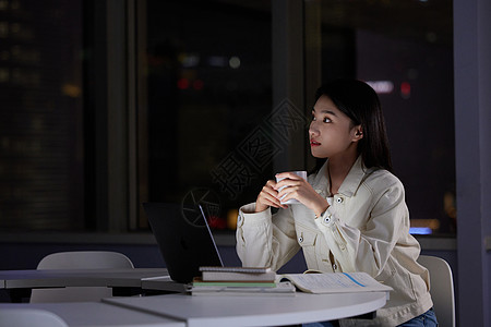 女学生深夜学习喝水图片