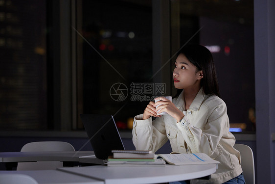 女学生深夜学习喝水图片