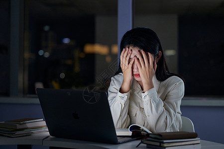 女大学生熬夜备考压力大背景图片