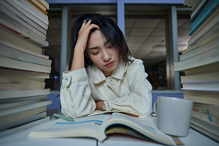 考研女学生熬夜学习压力大背景