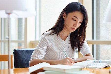 青年女性在自习室学习备考图片