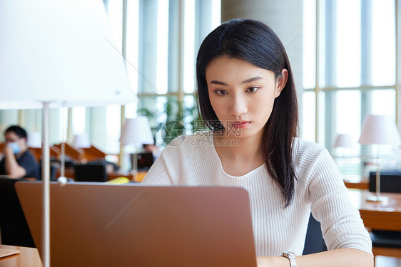 女大学生使用笔记本学习记录图片