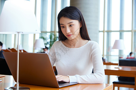 女大学生使用笔记本学习记录图片