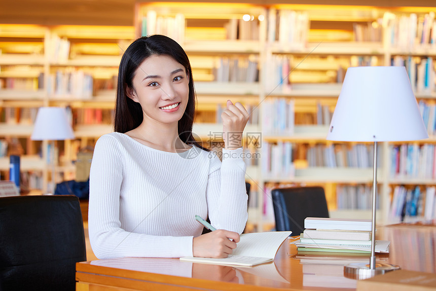 图书馆自习的女学生加油形象图片