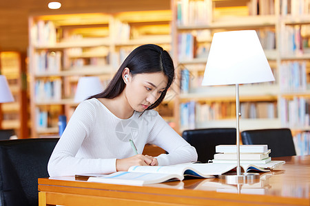 青年女学生图书馆自习图片