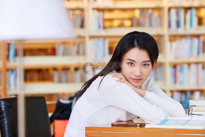 图书馆自习休息的女大学生图片