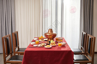 中式房子里的年夜饭火锅美食图片