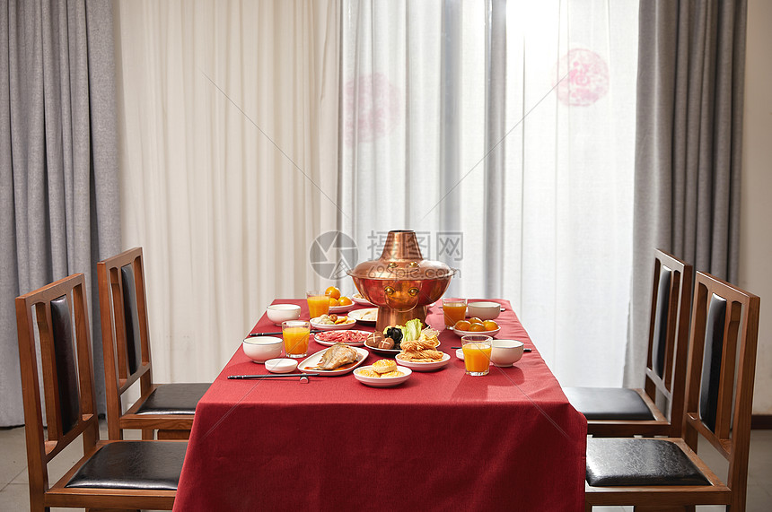 中式房子里的年夜饭火锅美食图片