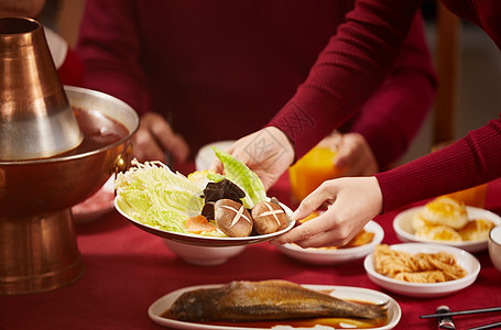 年夜饭铜锅涮肉蔬菜碟火锅美食背景图片