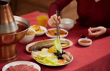 家人吃年夜饭美食特写背景图片