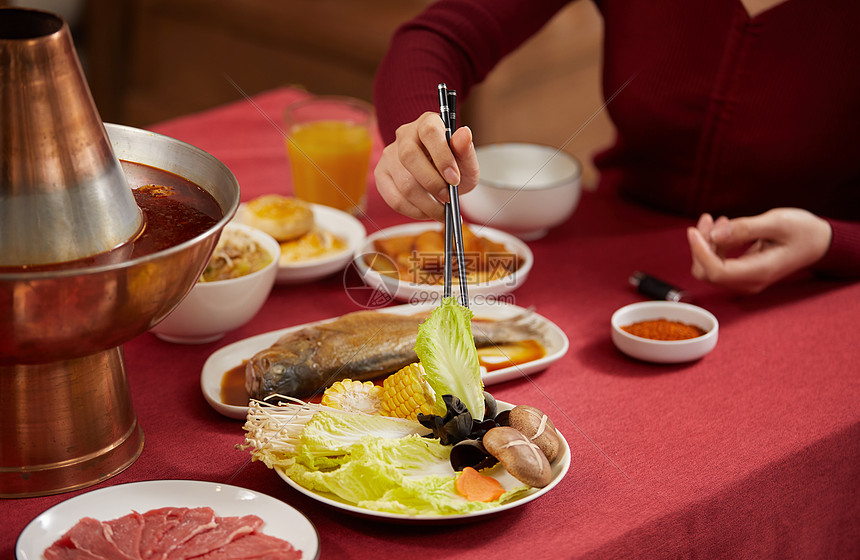 家人吃年夜饭美食特写图片