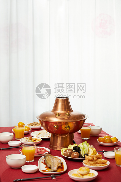 中式家庭年夜饭火锅铜锅涮肉图片